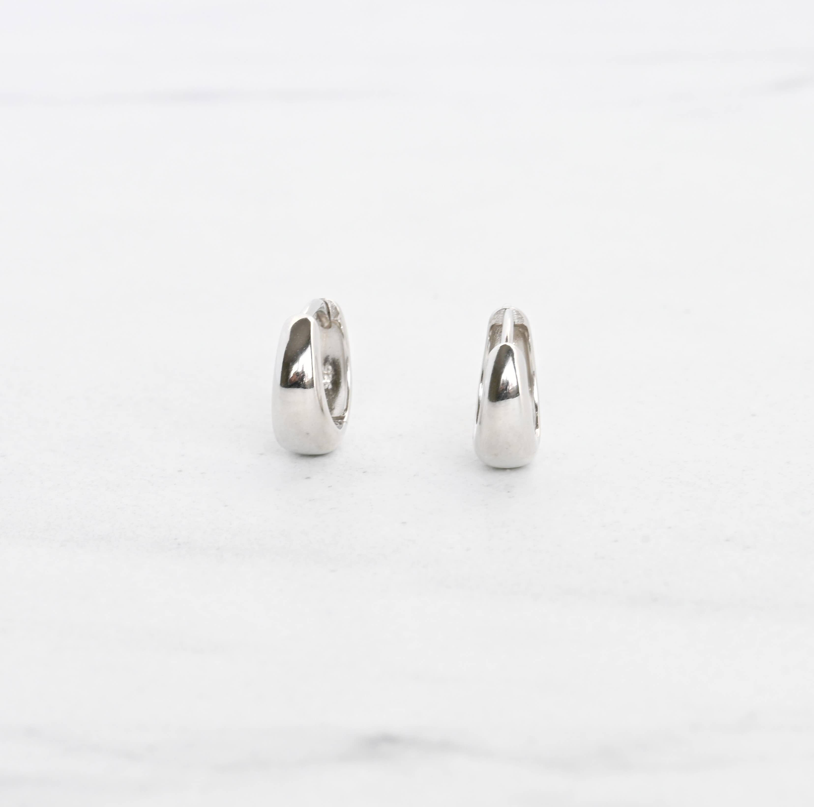 Blueyejewelry - Vendita all'ingrosso Orecchini a cerchietto - Cerchi spessi piccoli - Orecchini huggie in argento sterling e vermeil oro 18k3