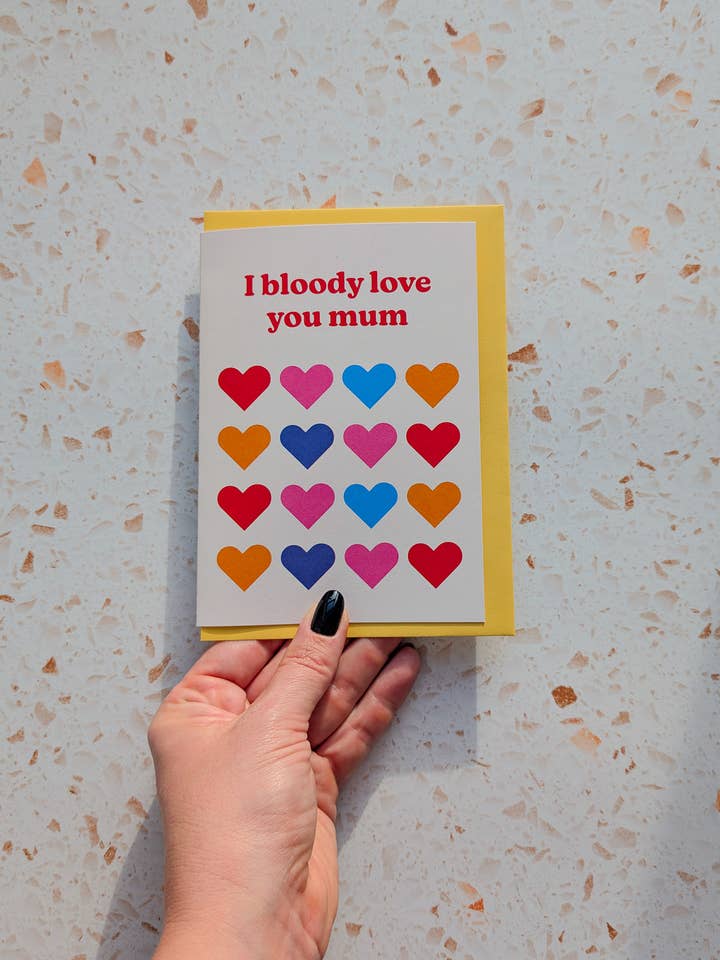 Biglietto di auguri con scritta «I bloody love you mum» per la vendita all'ingrosso da parte di Louisa Kazig