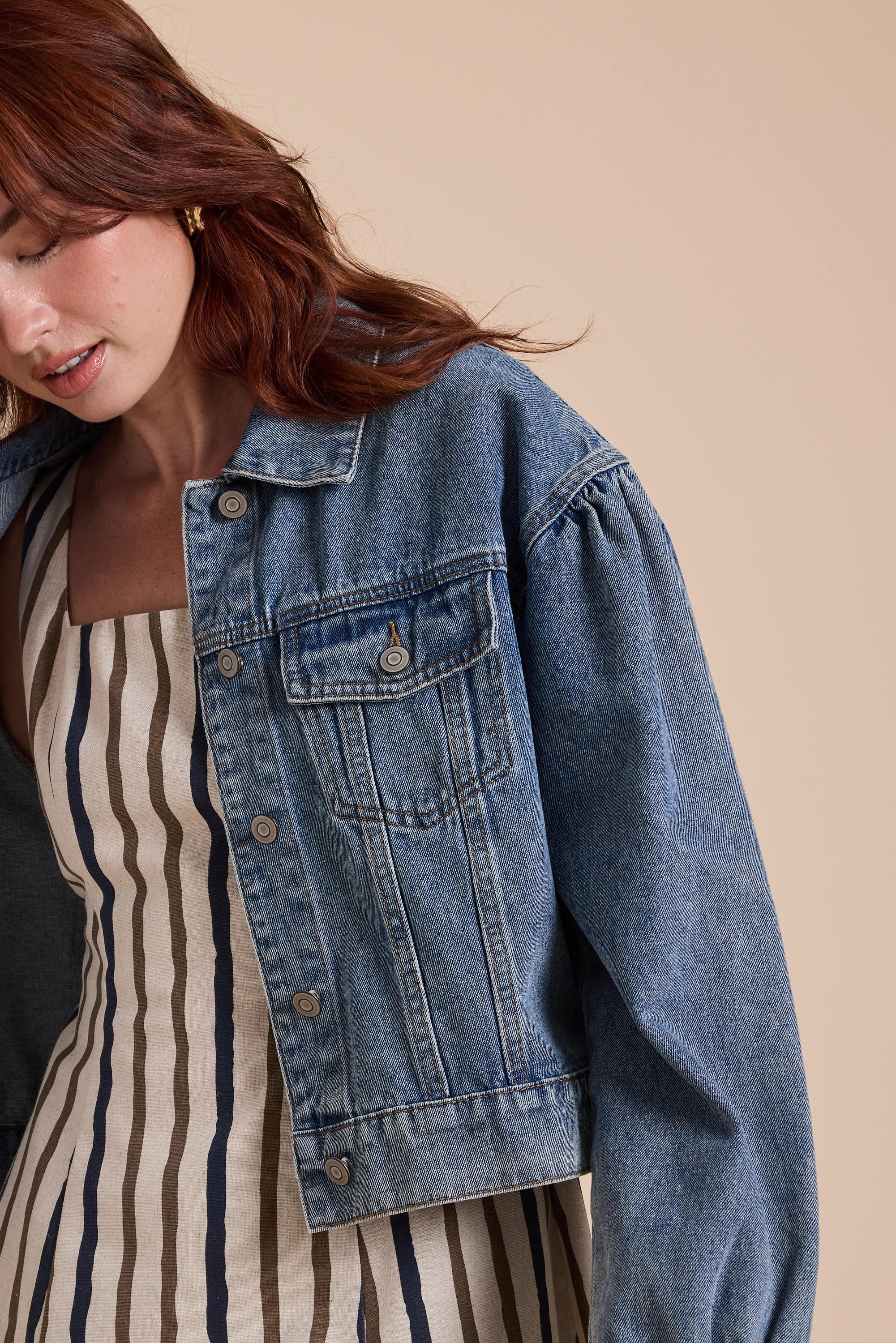 DENIM J4559 GIACCA IN DENIM A MANICHE LUNGHE CON MANICHE A SBUFFO in vendita all'ingrosso su Faire4