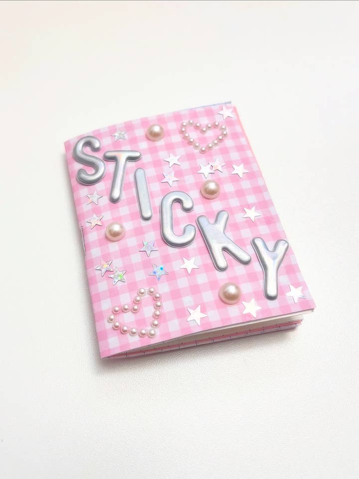 STICKY: Herbruikbaar Sticker Zine voor wholesale door Bre’s Tiny Print Shop