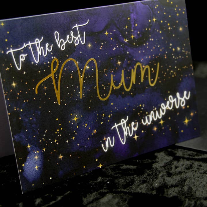 Carte de vœux « Meilleure maman de l'univers » de la galaxie bleue pour la vente par The Gothic Stationery Company
