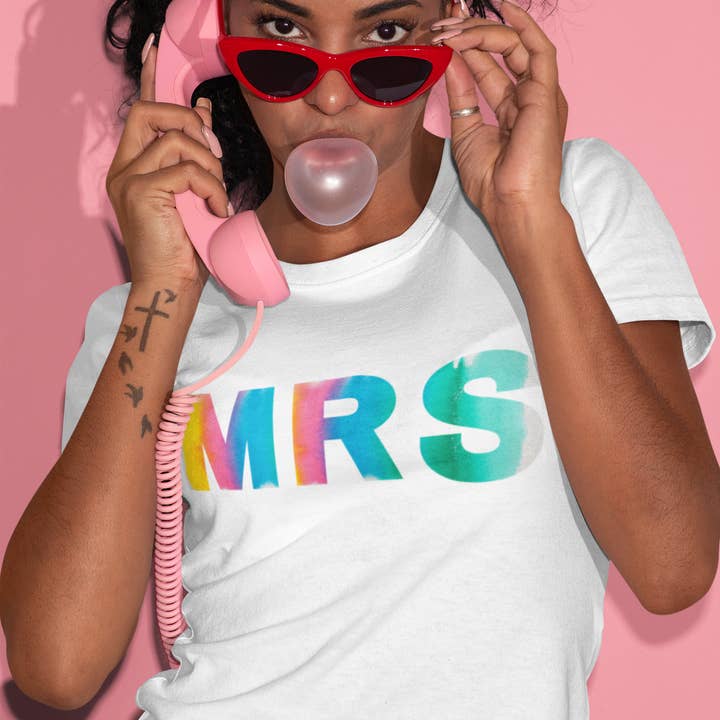 T-shirt coloré « MRS » - Vêtements de mariée, mariages, t-shirts pour la vente par Never Knew I Needed