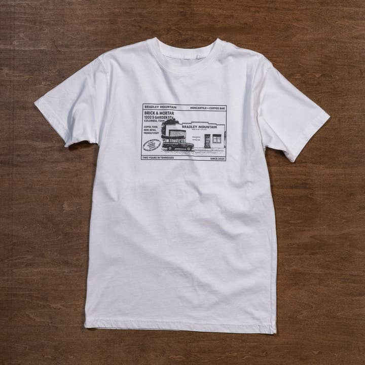 T-shirt en brique et mortier - Blanc pour la vente par Bradley Mountain