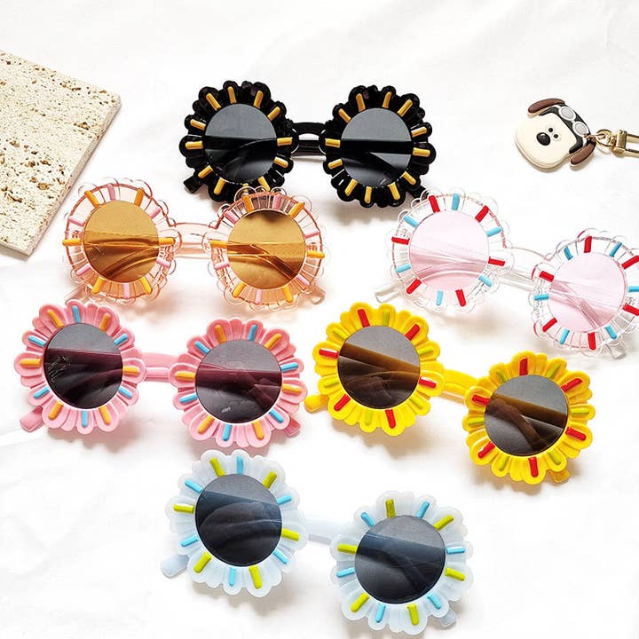 Lunettes de soleil à fleurs pour enfants, mignonnes lunettes de soleil en forme pour la vente par Little Trendy