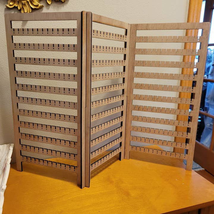 Ellie Joe Design Co – Engroshandel Smykkestativ og -display – Træ Øreringe Display