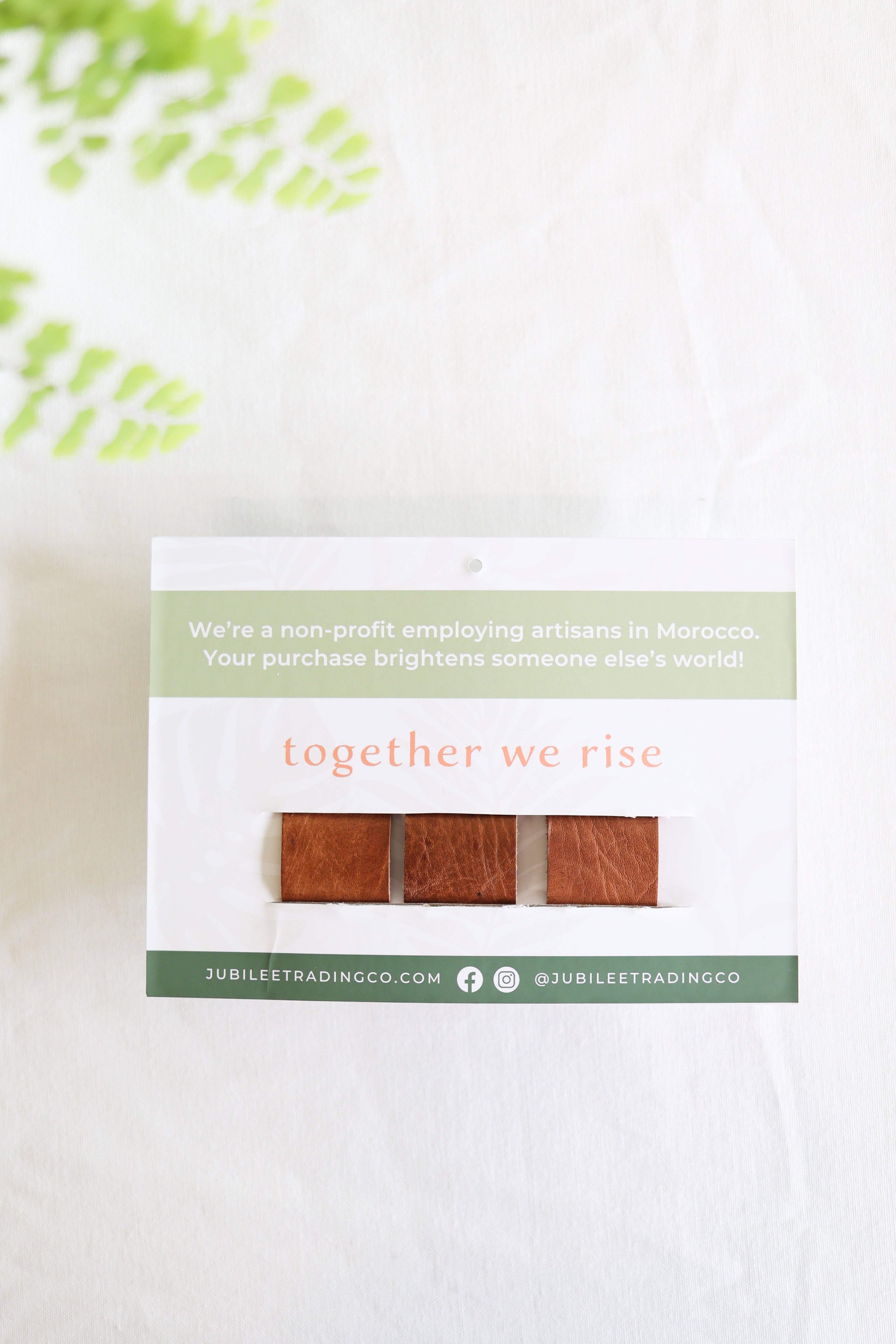 Jubilee Trading Co.  |  Ethical Trade Decor + Accessories – wholesale Sladdhållare – Lädersnörhållare - set om 31