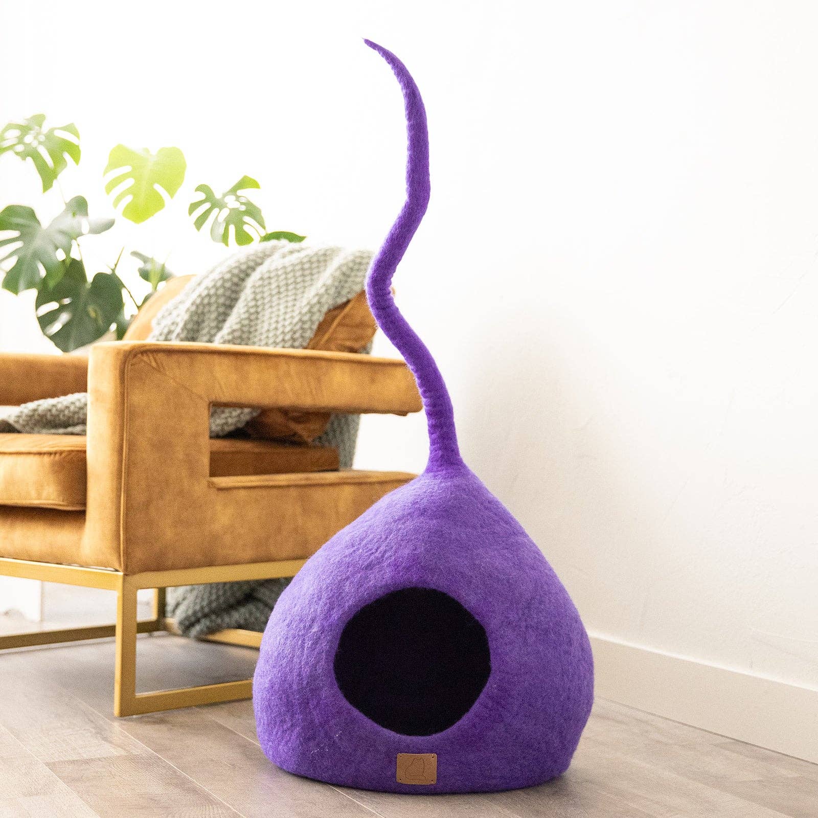 Fuzzy cove - Venta al por mayor Iglú para mascotas - Gatos y perros - Cueva de fieltro para gatos de lujo hecha a mano con cola, color morado ciruela2