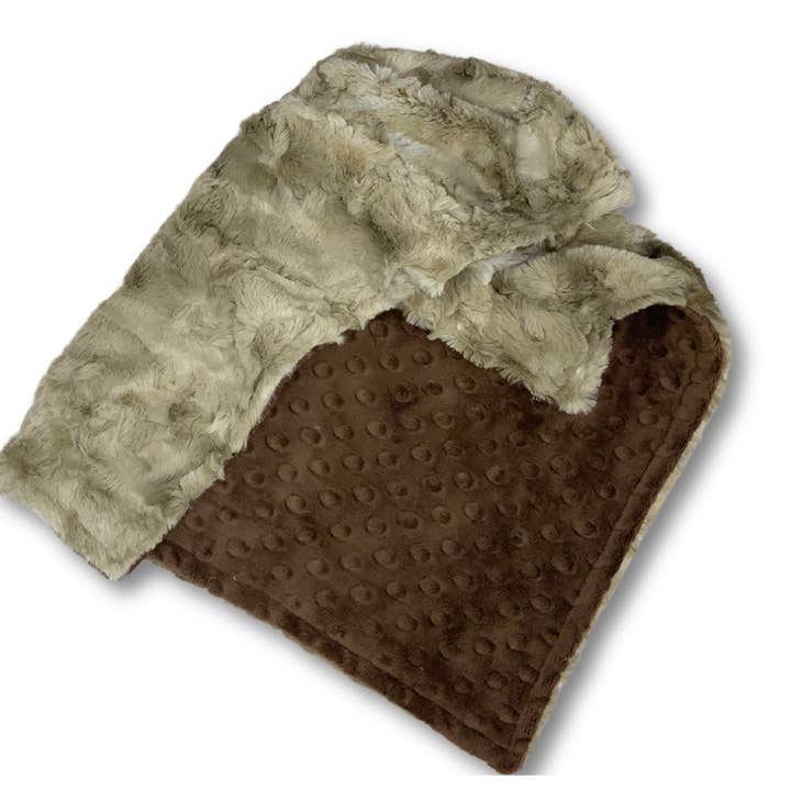 Lovey fait main à double minky marron chaud pour la vente par Little Bee Duds