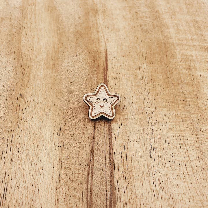 Smiley-Stern-Holznadel für den Großhandel von The Wooden Pin