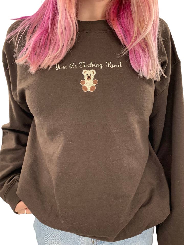 Camisola Bordada "Apenas Seja Incrivelmente Gentil" por atacado de Totally Iced Out