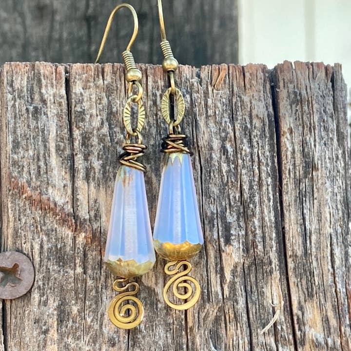 Facetteret Dingle øreringe, transp. matteret hvid & guld for engroshandel hos Casa Kira