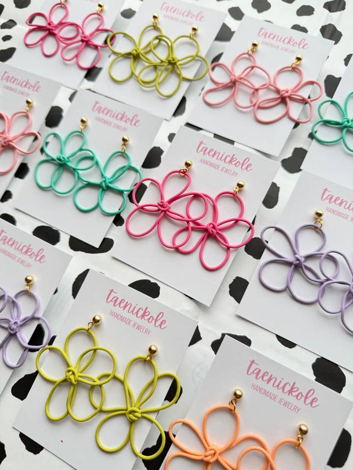 Boucles d'oreilles fantaisie en argile polymère en forme de fleur – Légères et originales pour la vente par taenickole