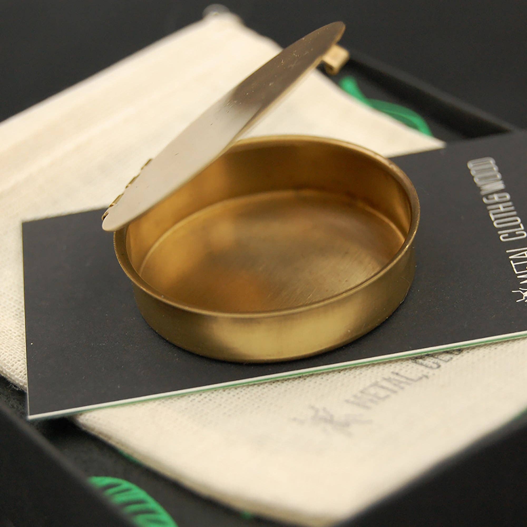 Metal Cloth & Wood - Vendita all'ingrosso Scatole decorative - Scatola per pillole o ciondoli in ottone rotonda piccola e semplice da 1,6" — Perfetta piccola e discreta scatolina per pillole per borsa o tasca!8