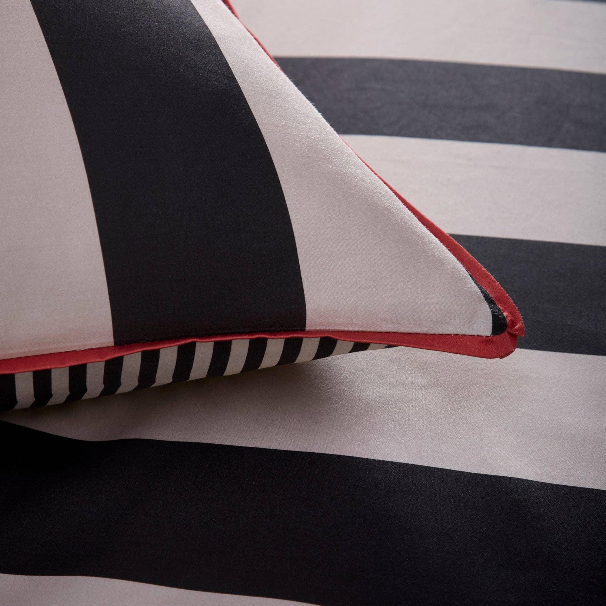 UW Home – wholesale Bedding set – Festivo Circus Stripe Duvet Cover Set by Llewelyn-Bowen Blk2