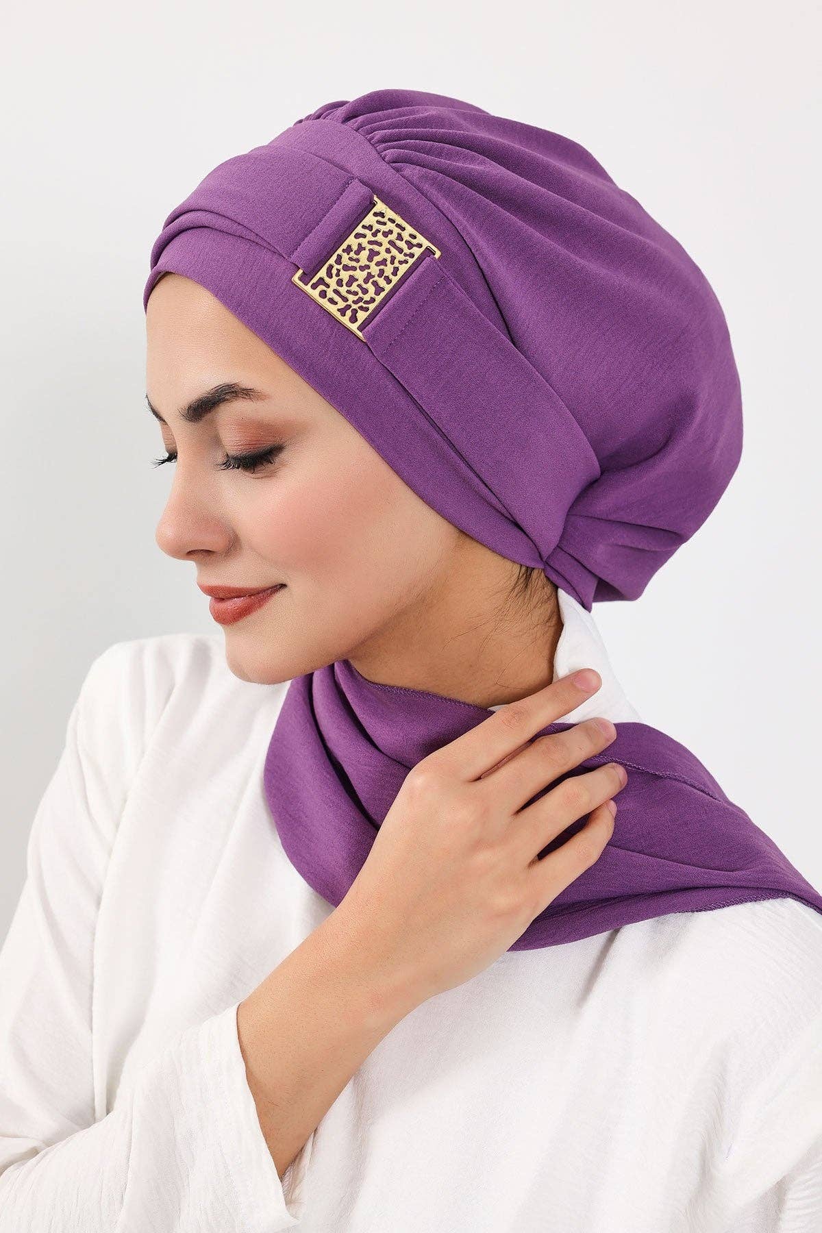 Aisha's Design – wholesale Hijab – Women’s – Modest Fashion Instant Aerobin Turban with Leopard Pattern Accessory, Pre-Tied Aerobin Hijab with Chic Metal Accessory,HT-11A29