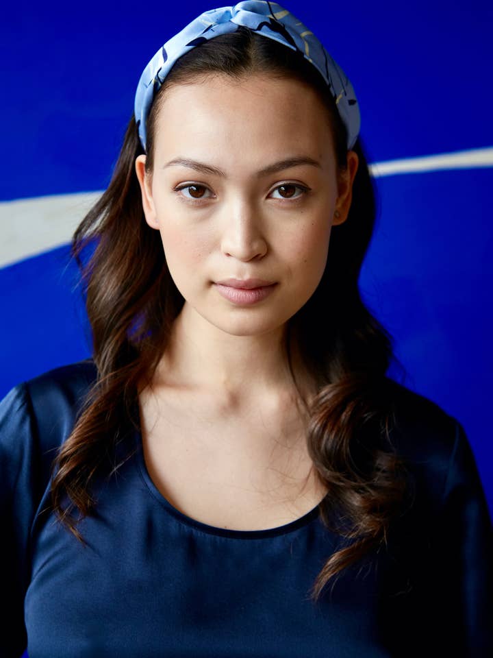 Fascia per capelli Bardot Twist con stampa Serenity Pomona per la vendita all'ingrosso da parte di Ad Astra the Label