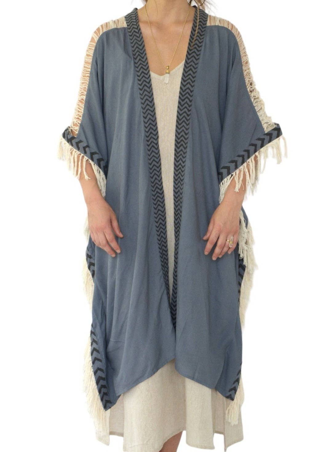 Sacred Ceremony - Venta al por mayor Kimono - Mujer - Poncho azul vaquero con flecos en la espalda cerrada4