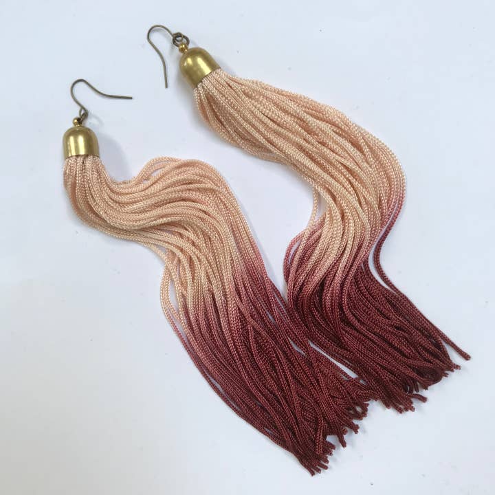 Boucles d'oreilles ombre à pompon de crème à marron pour la vente par Odyssey & Oddities