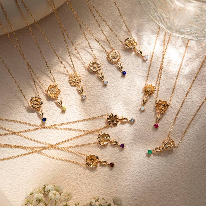 Ensemble de colliers - Ensemble de colliers en pierre avec fleur de naissance pour la vente par Camellia Jewelry