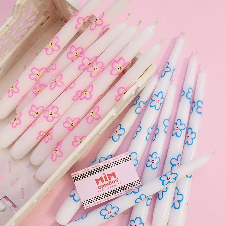 Mim Candles and Ceramics - Vente Bougies/bougeoirs coniques - Bougie conique Smile Daisy peinte à la main