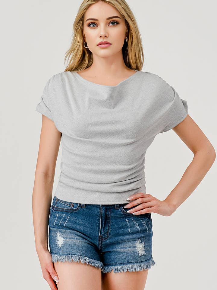 Damenoberteile mit Wasserfallausschnitt und gerafften kurzen Ärmeln für den Großhandel von REDFINCH APPAREL INC