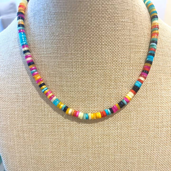 Grace Designs – wholesale Pärlband/Pärlhalsband – Regnbågsfärgad Troca-snäcka Karbinhake Halsband