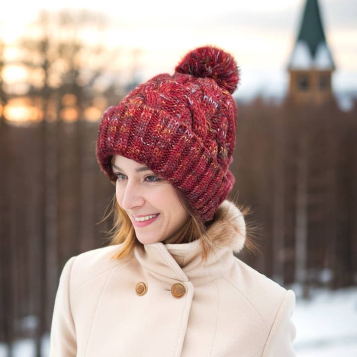 Bonnet à pompon en tricot torsadé chiné - Rouge pour la vente par Black Ginger