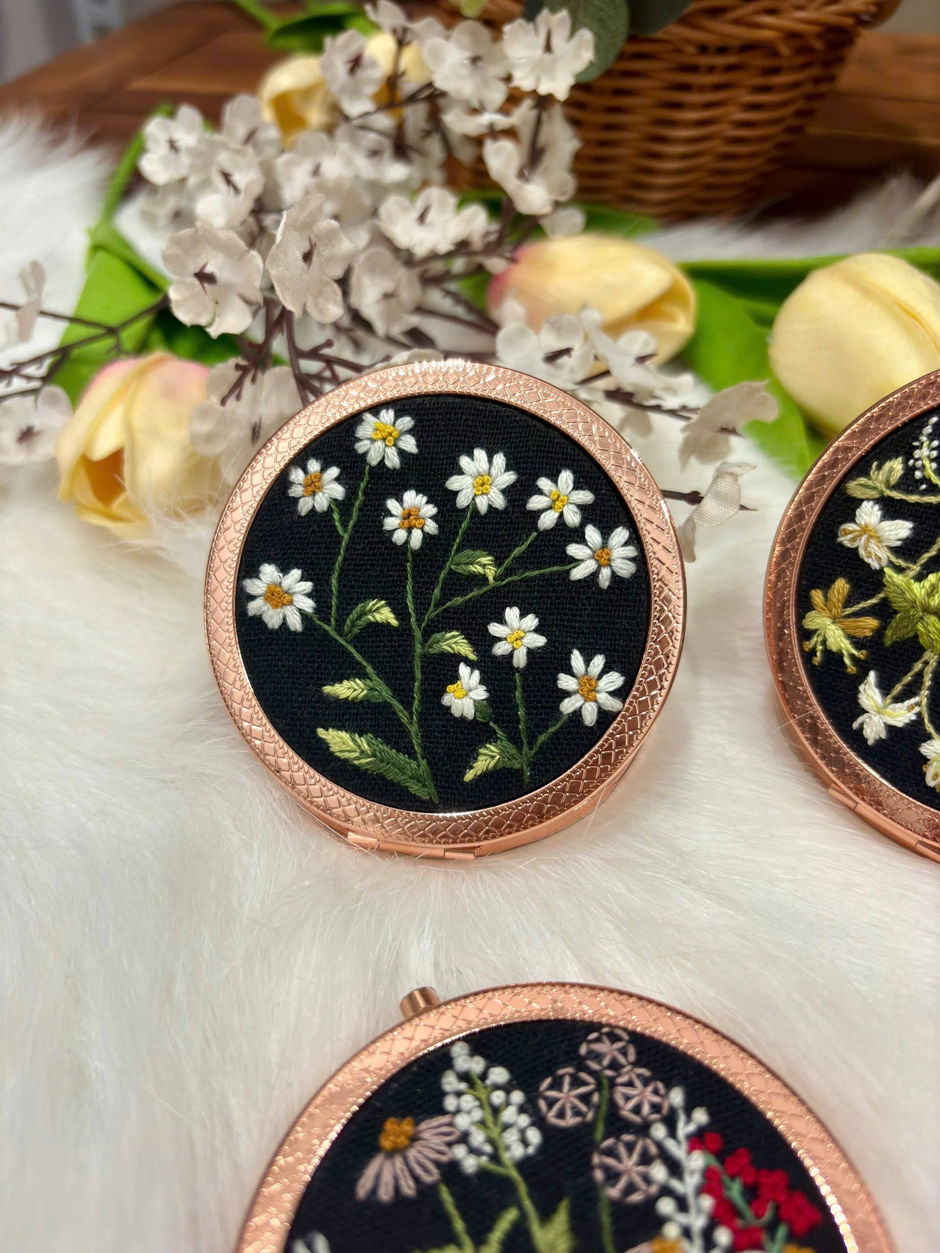 Maple Dream Store – Engroshandel Kompaktspejl – Premium Vintage Blomstret Håndbroderet Lommespejl48