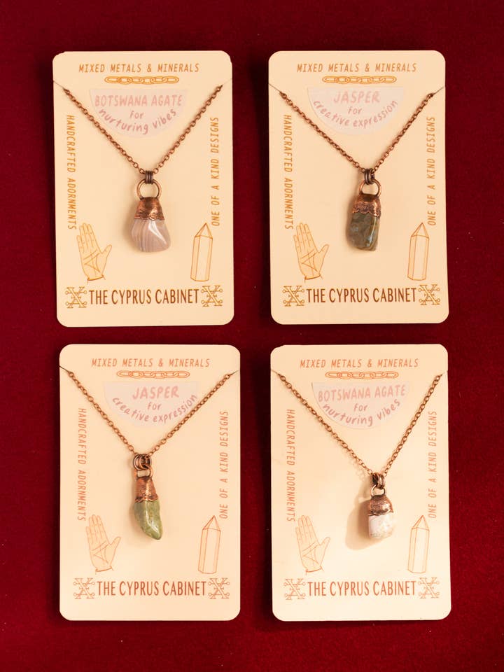 LOTE DE COLLARES DE CRISTAL CON ÁGATA DE BOTSUANA Y JASPE para venta al por mayor de The Cyprus Cabinet