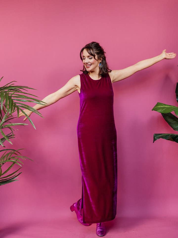 Velvet Maxikjole i Kirsebær for engroshandel hos Megan Crook Textiles