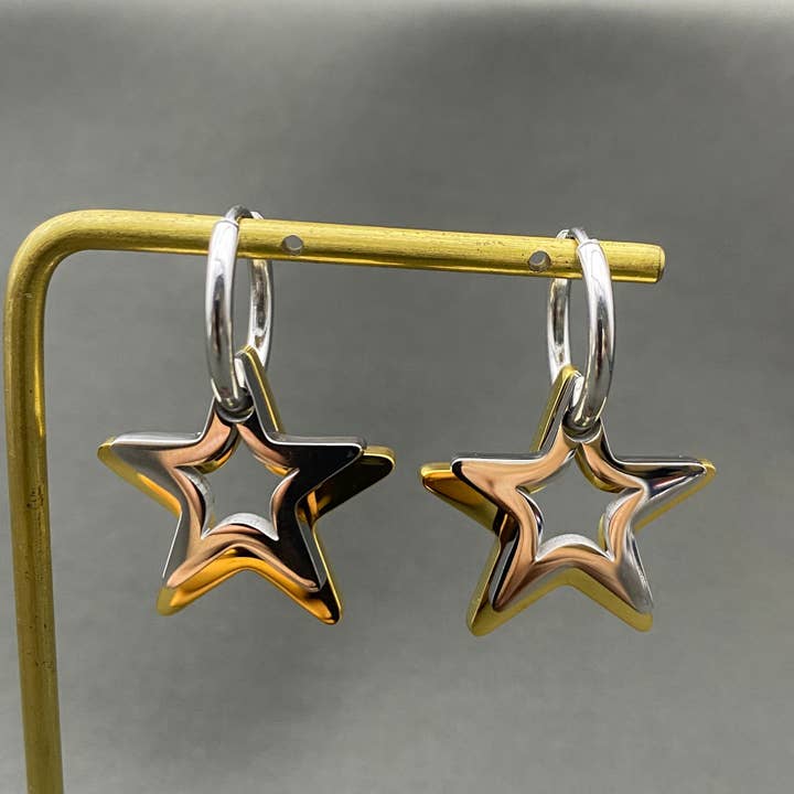 Pendientes de aro de estrella hueca bicolor de oro de 18 quilates SS - FGS/MS para venta al por mayor de Mio Queena