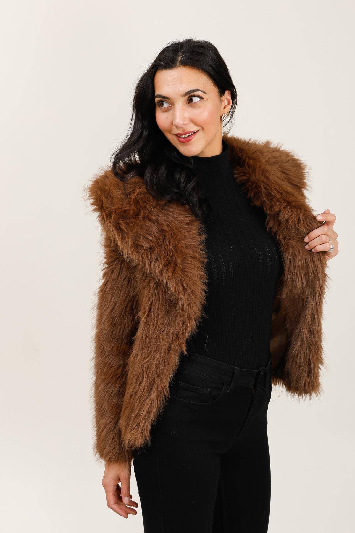 Attrait Paris – wholesale Päls/fuskpäls - Dam – Kort kappa i fuskpäls med lång lugg6