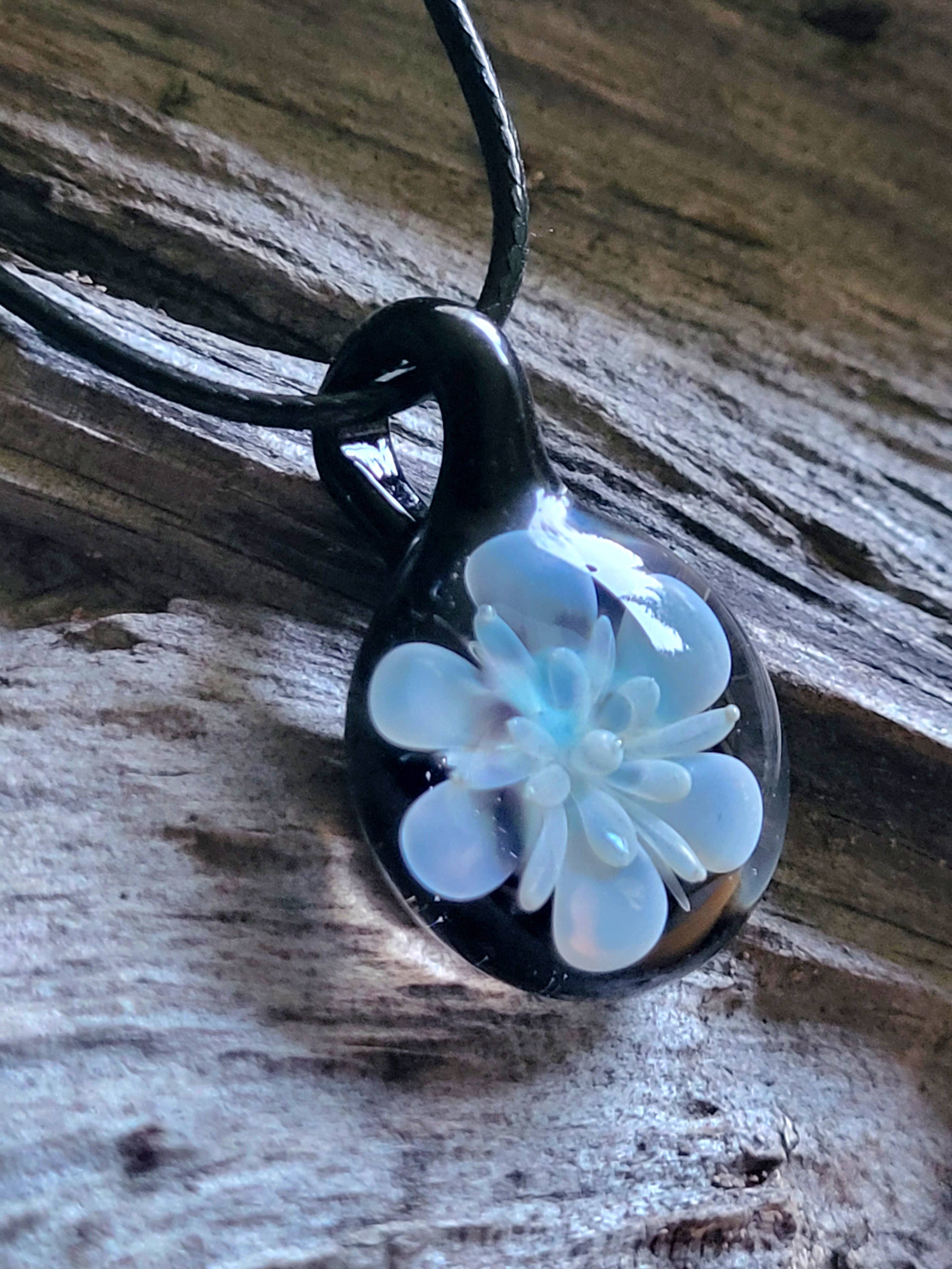 AB Glass Designs – wholesale Hänge-/berlockhalsband – Rent silverblåst glas blomma halsband2