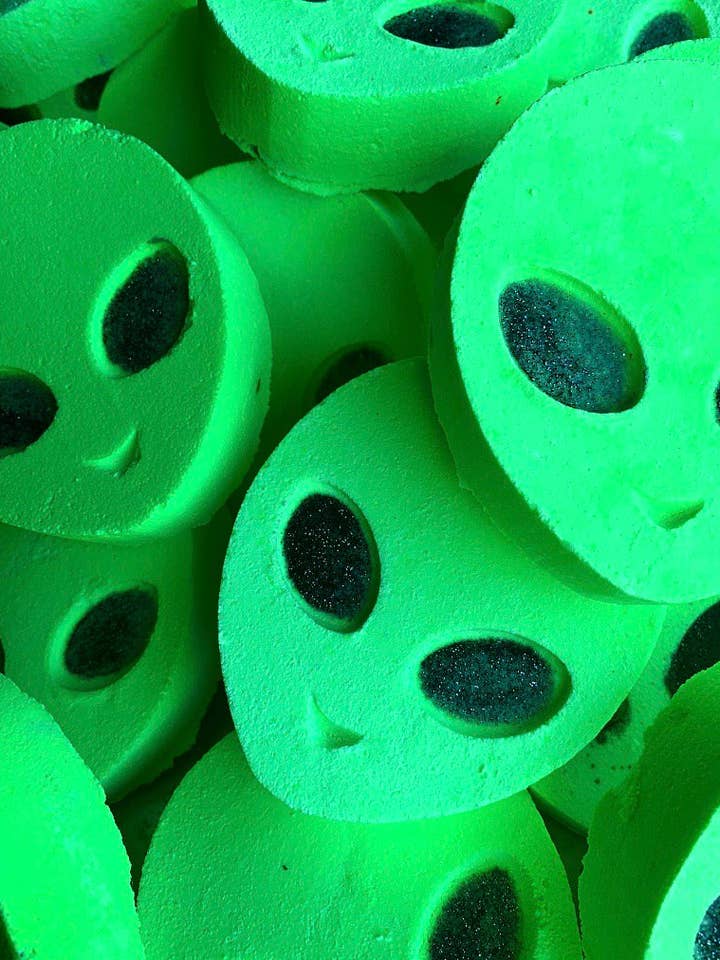 Alien Bath Bomb for wholesale by Man on the Moon Mystics