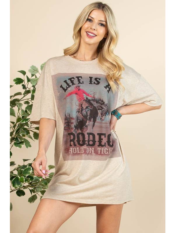 Kamel AV1202-TIANA LIFE IST EIN T-SHIRT-KLEID MIT RODEO-GRAFIK für den Großhandel auf Faire2