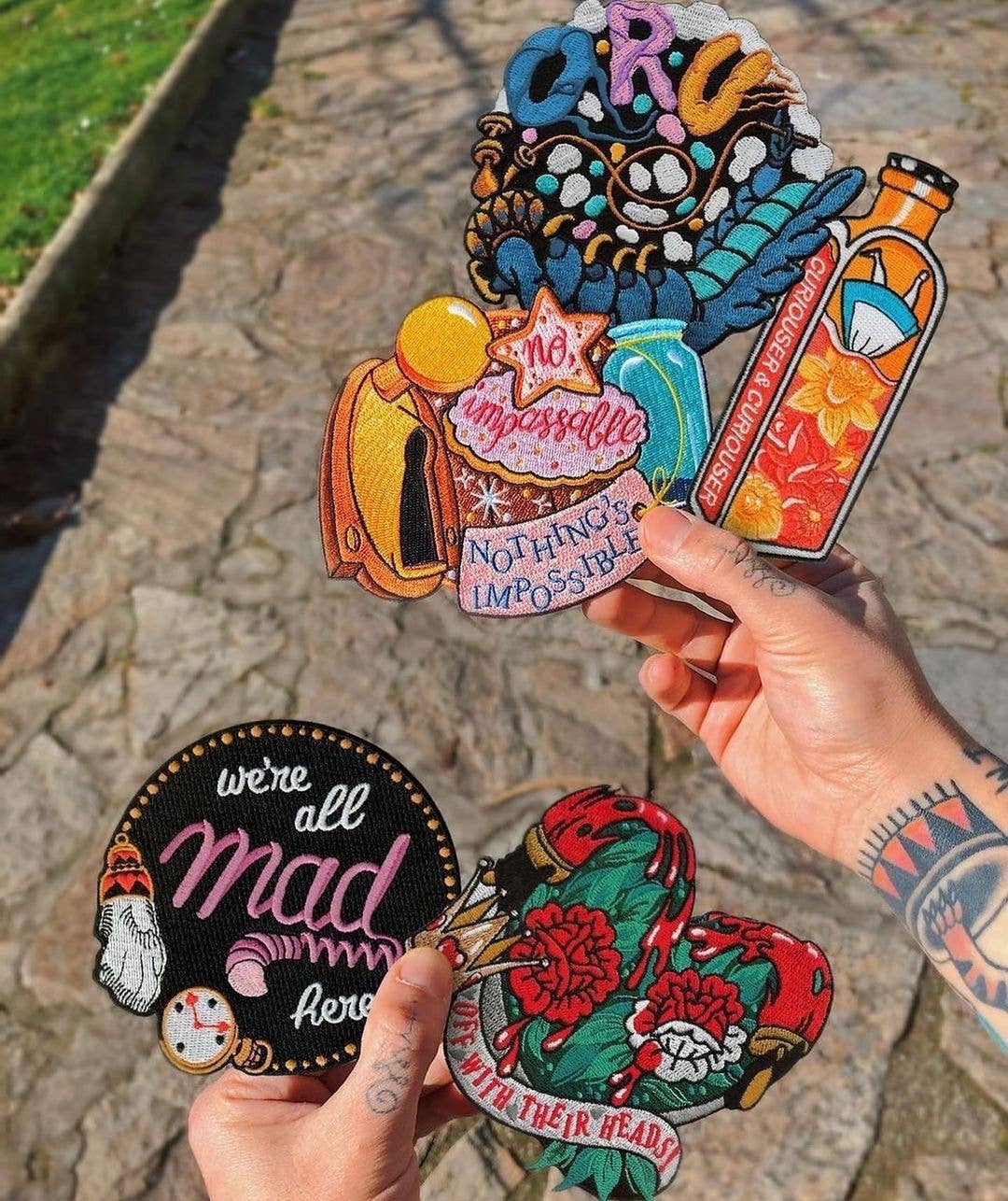 La Barbuda - No U.S. custom fees - Vente Écusson - Reine de Cœur Qu'on Leur Coupe la Tête Roses Patch Thermocollant Par La Barbuda1