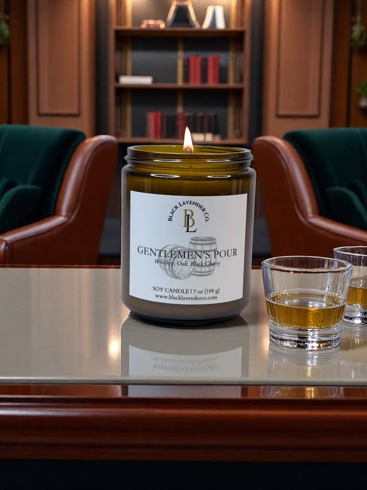 Vela de soja en vaso ámbar de 7 oz - Gentlemen's Pour para venta al por mayor de Black Lavender Co.