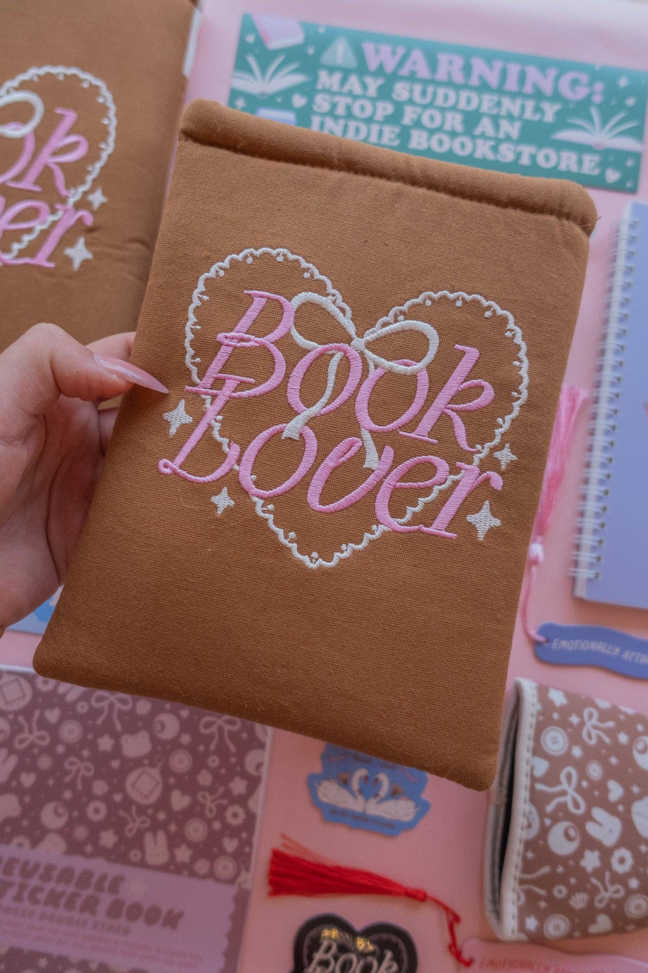 Jollie Ollie Designs - Vente Couvertures de livre - Pochette pour livre/Kindle brodée "Amoureux des livres"6