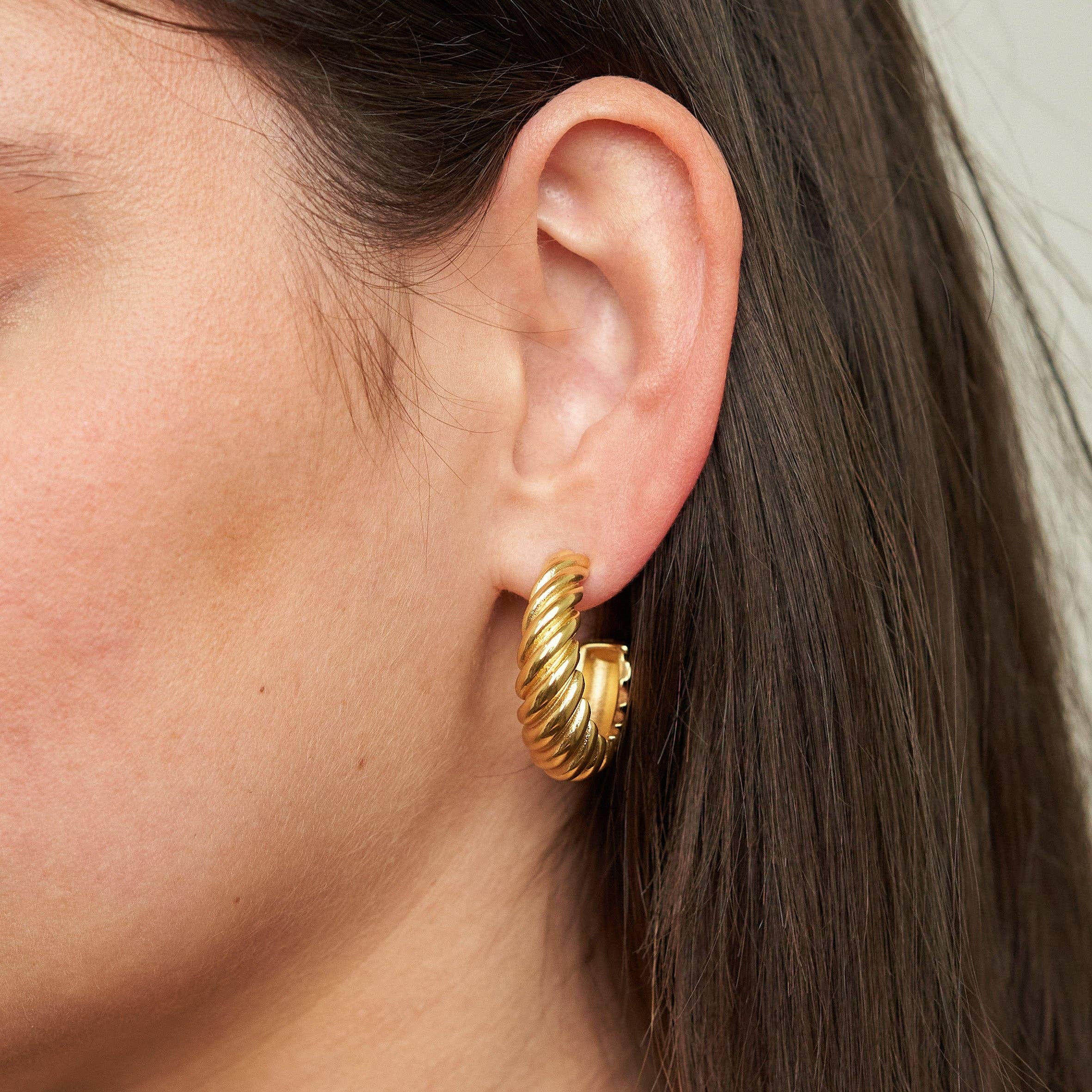 Brenda Grands Jewelry - Vente Créoles - Grandes créoles dorées tressées étanches3