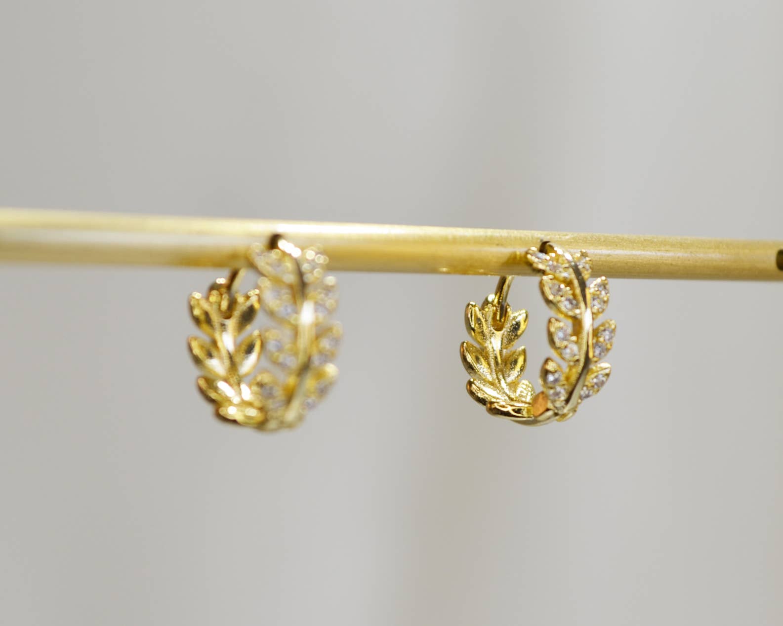 Melange Blanc - Vente Petits anneaux - Boucles d'oreilles huggie feuille d'or E043, boucles d'oreilles créoles feuille11