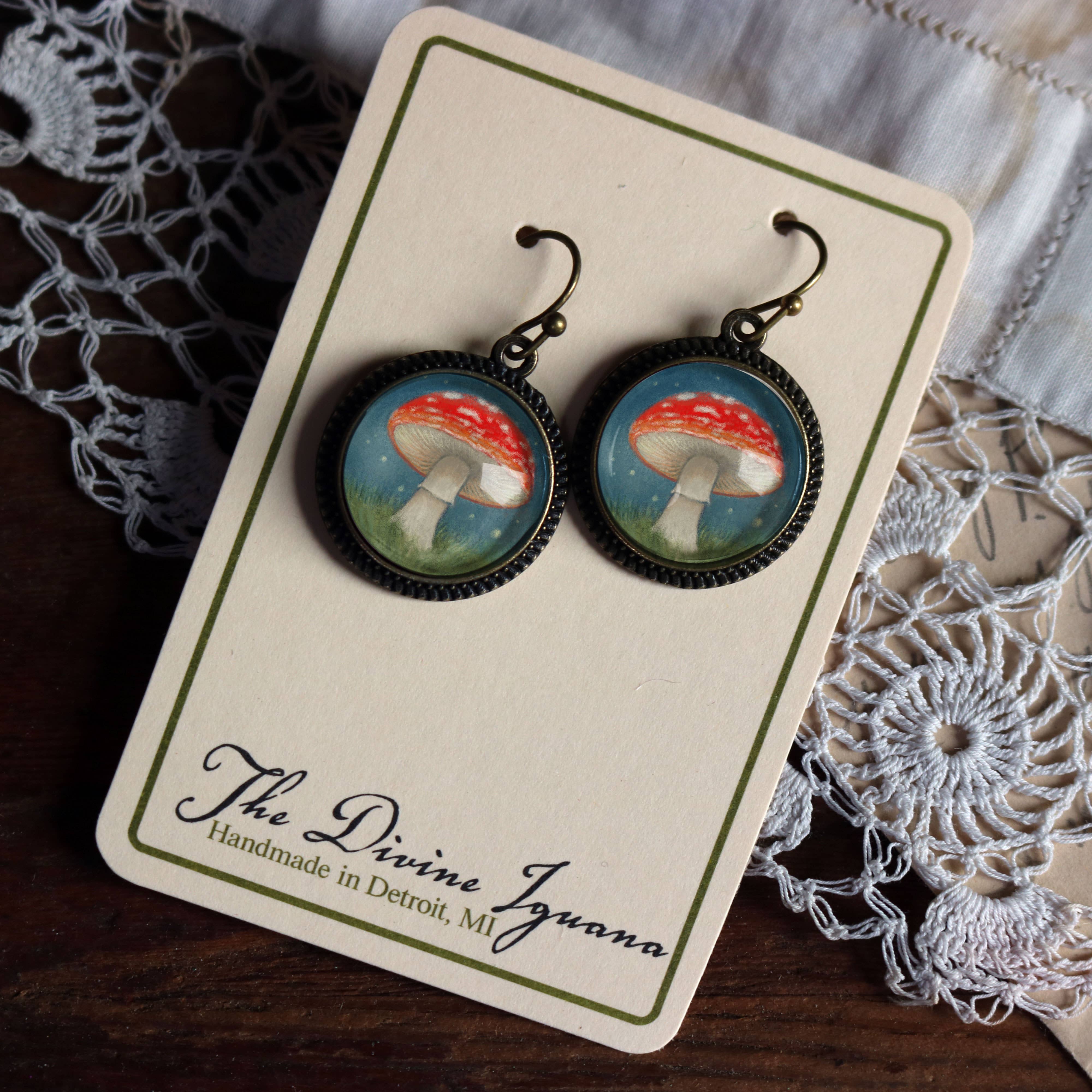 The Divine Iguana – Engroshandel Hængeøreringe og creoløreringe – Moonlit svampe Cottagecore glas Cabochon øreringe2