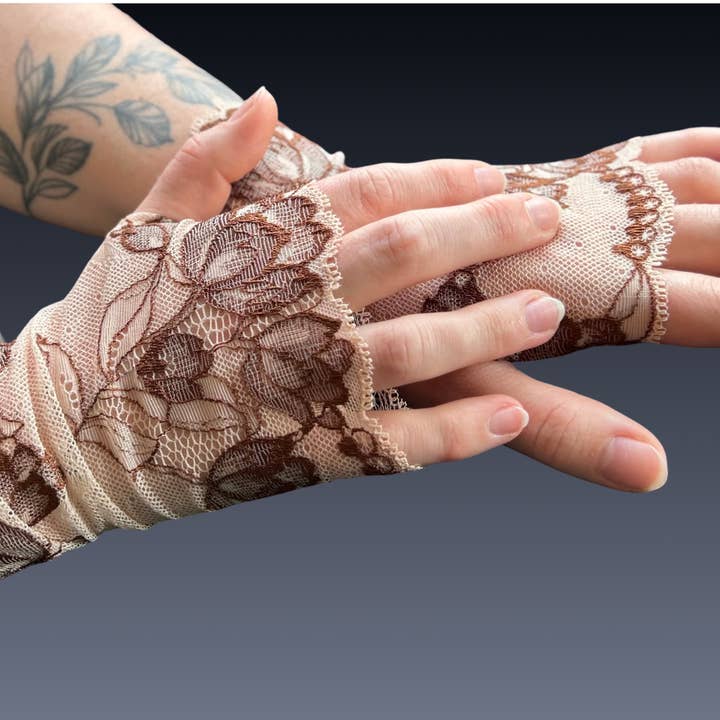 Anna Falcke - Wholesale Gloves - Women's - Lace WRISTEES® - Almond beige & Chocolate - 19cm0