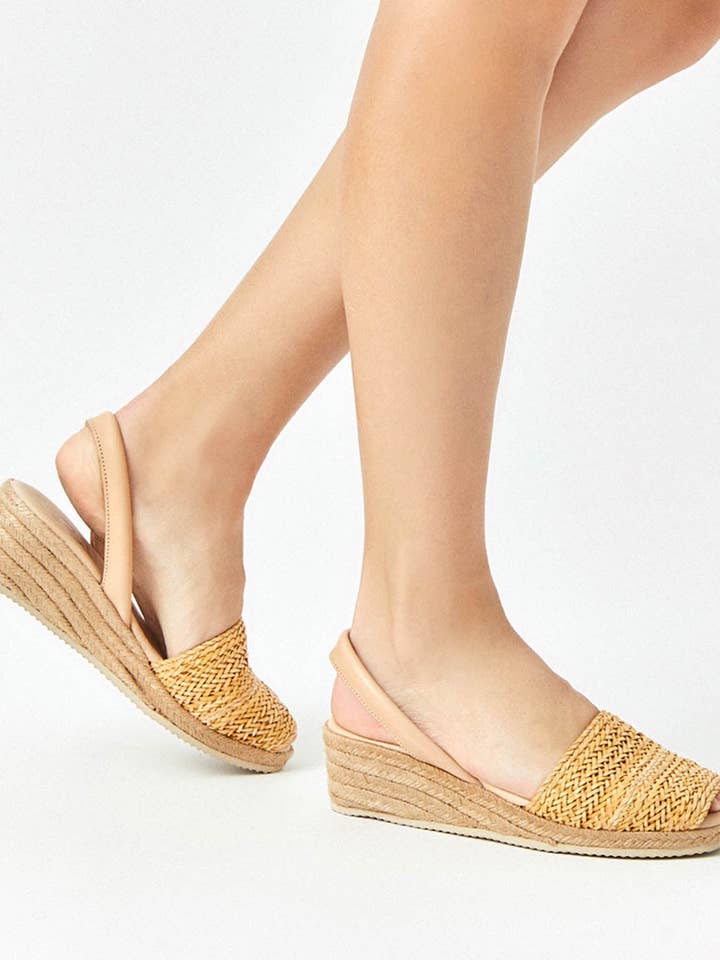 Menorquinas avec coin MESQUIDA sand pour la vente par Lola Almagro