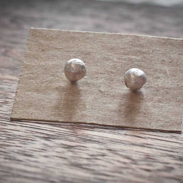 Enkel dot örhängen för wholesale av Farmhouse Moon