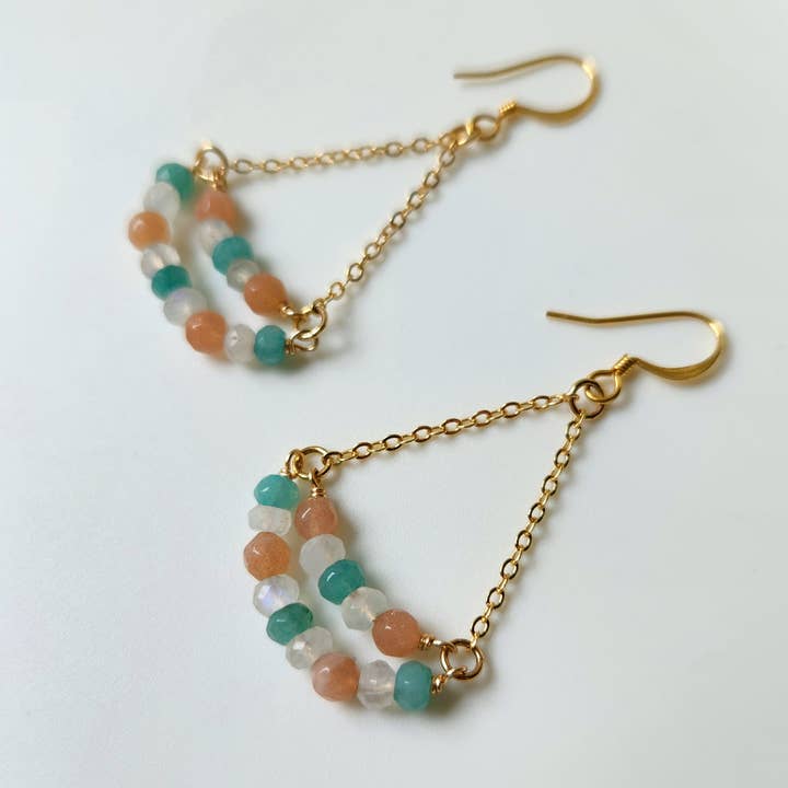 Mehrfarbige Twin Arc Goldkettchen-Ohrringe für den Großhandel von Edgy Petal Jewelry