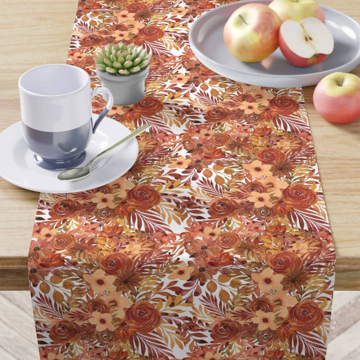 Runner da tavola con motivo floreale autunnale, Autumn Rust, 40,6 x 90" per la vendita all'ingrosso da parte di Prestige Plume