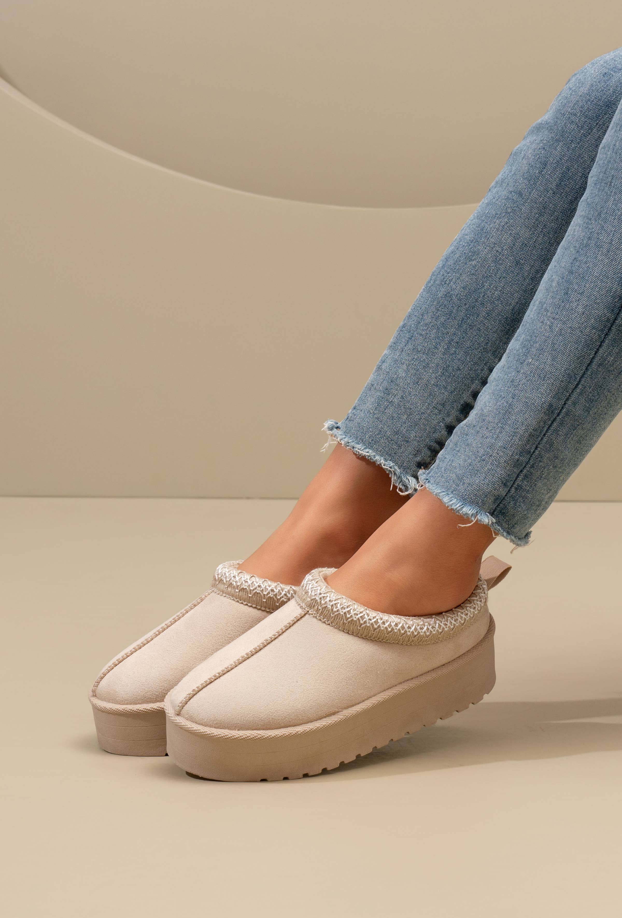 C'M PARIS – Großhandel Schlappen – Damen – Plattform-Hausschuh mit Strickkragen 64354