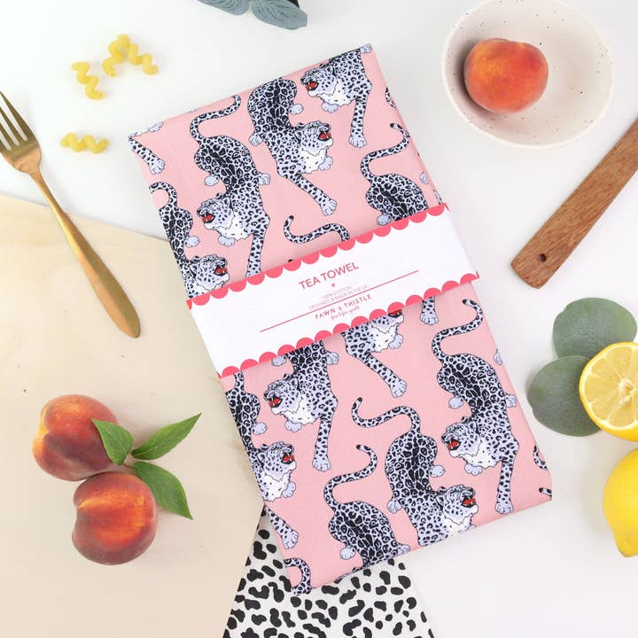 Prowling Geschirrtuch mit Leopardenmuster | Geschirrtuch aus 100% Baumwolle für den Großhandel von Fawn & Thistle Ltd (US Duties Paid)
