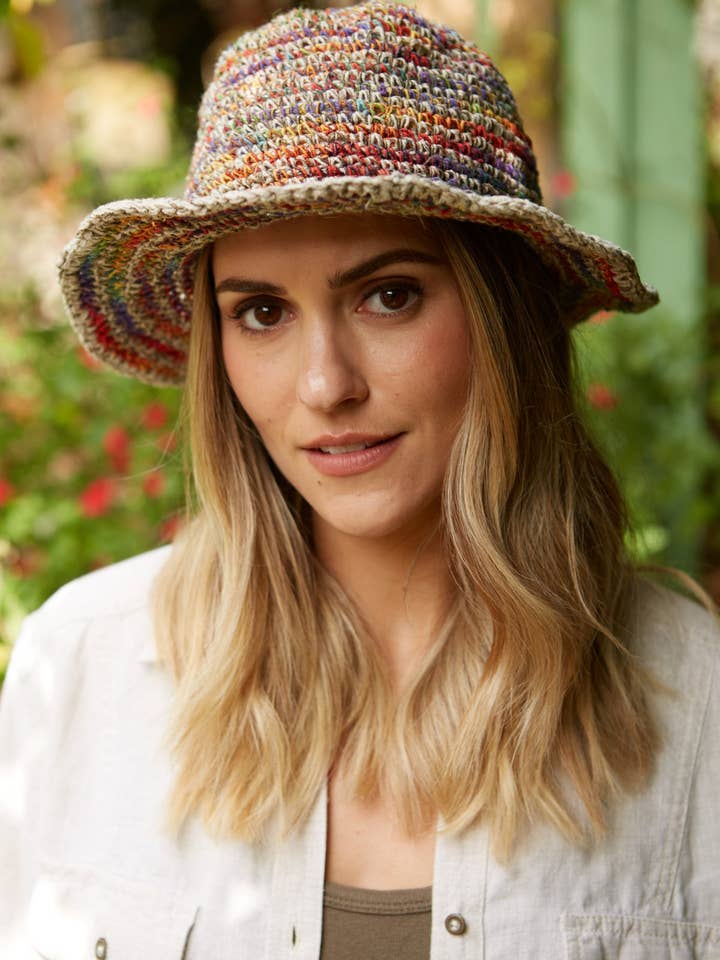 Sombrero de Sol de Algodón y Cáñamo Tejido a Ganchillo con Rayas Arcoíris Hoxton para venta al por mayor de Pachamama Ltd