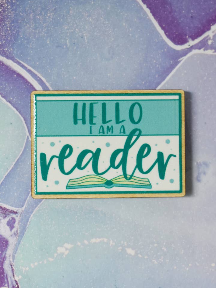 Bonjour, je suis un lecteur - Épingle en bois pour les amateurs de livres pour la vente par Felfira Moon Designs
